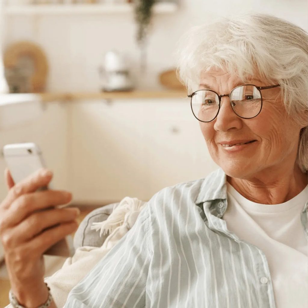 personne agee sur son telephone